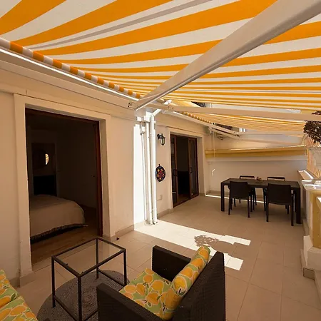 Sunny Terrace With Pools In Appartamento