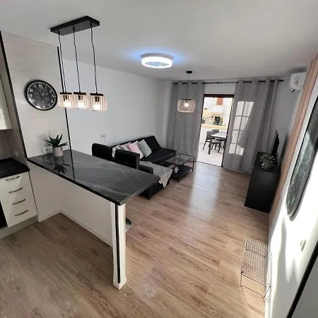 דירה With Terrace And Pools In אדחה